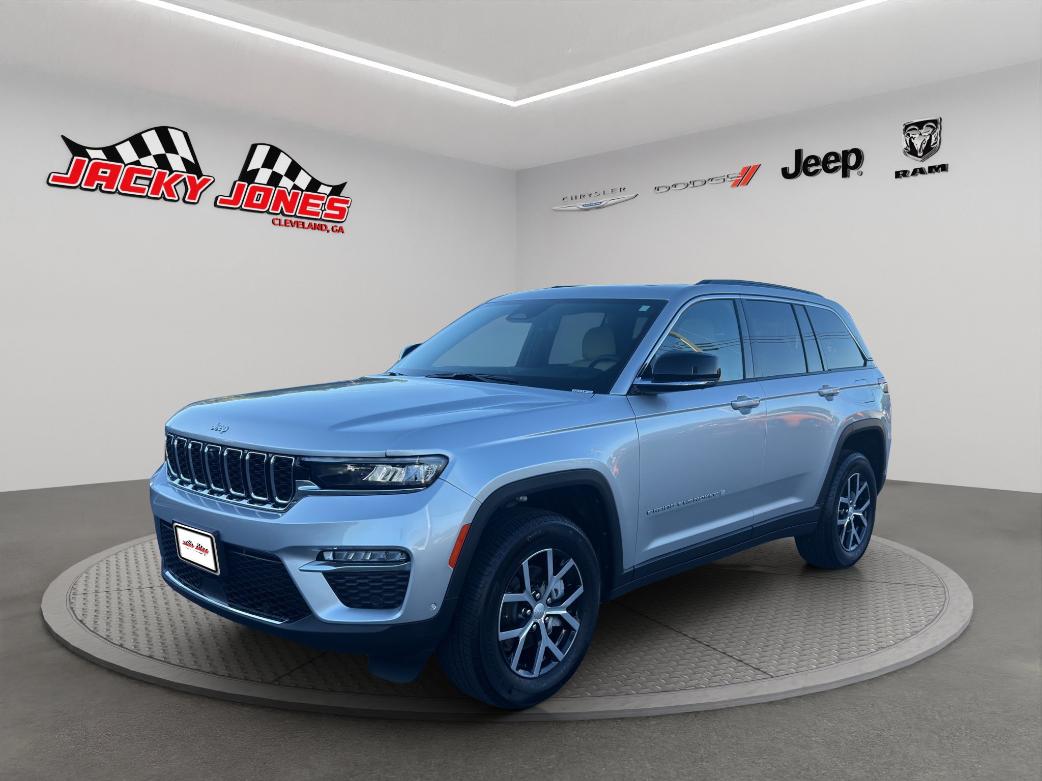 Used 2024 Jeep Grand Cherokee Limited w/ Luxury Tech Group II AWD/4WD image 2