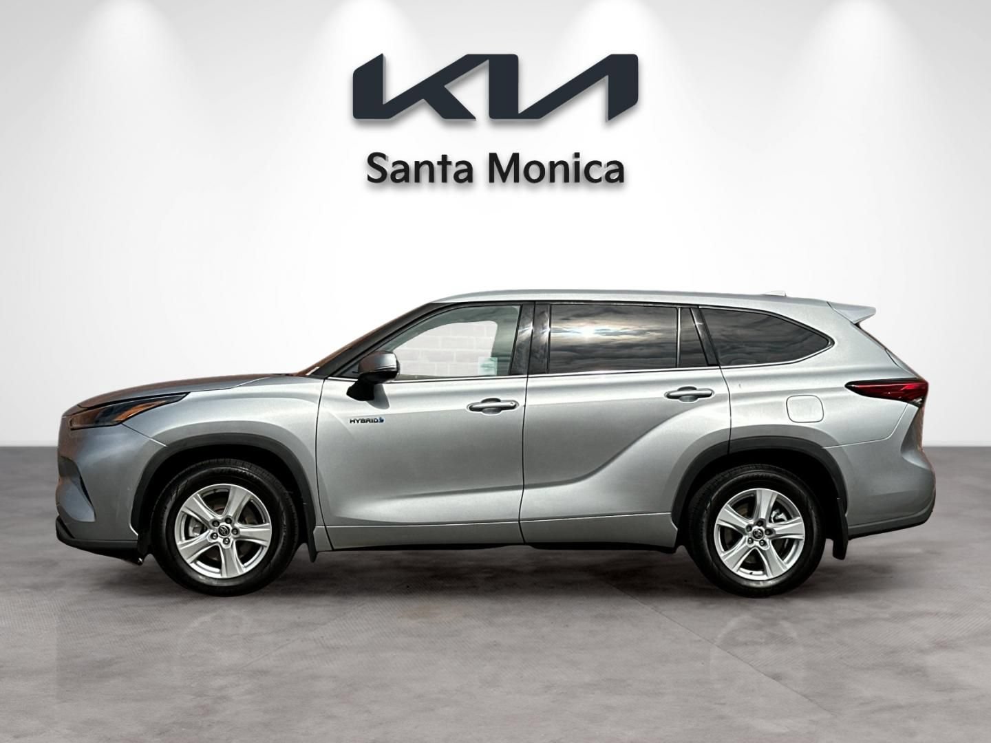 Used 2021 Toyota Highlander LE AWD/4WD image 3