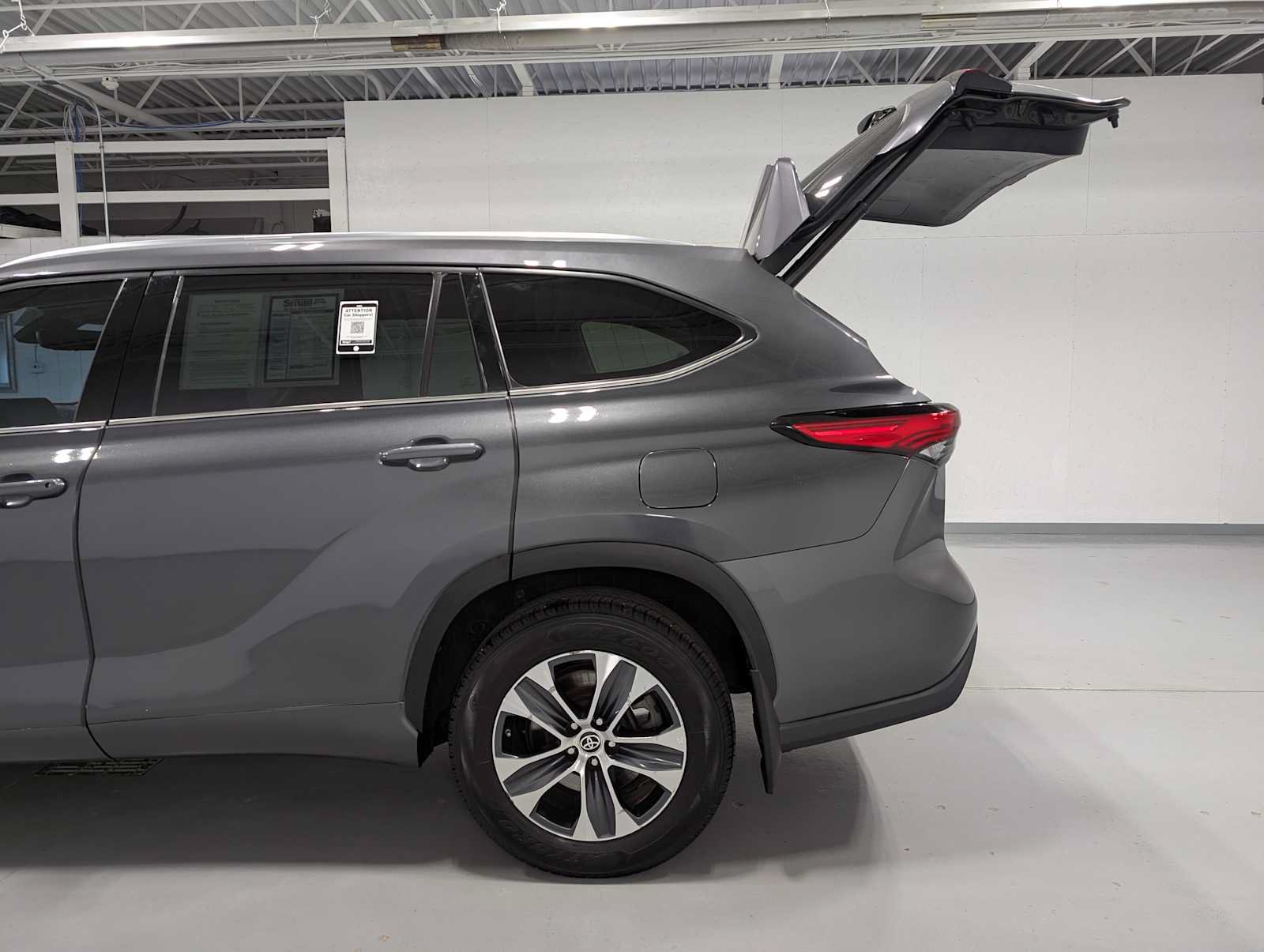 Used 2021 Toyota Highlander XLE AWD/4WD image 11