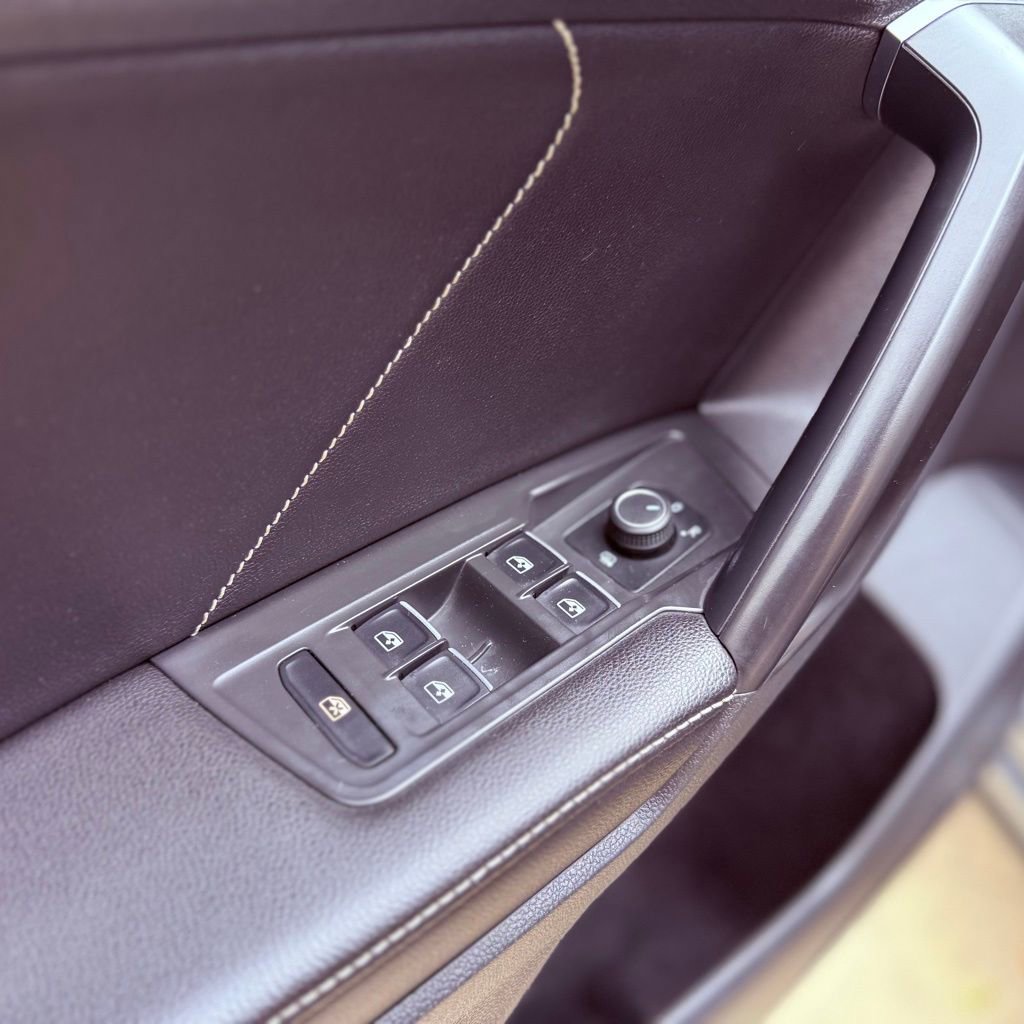 Used 2022 Volkswagen Tiguan SE R-Line image 22