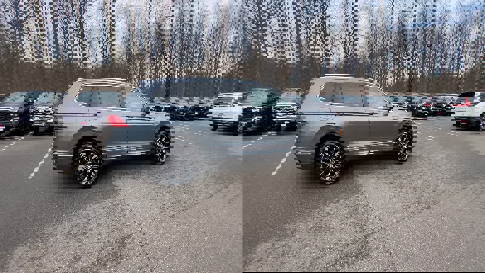 Used 2024 Volkswagen Tiguan SEL R-Line image 3