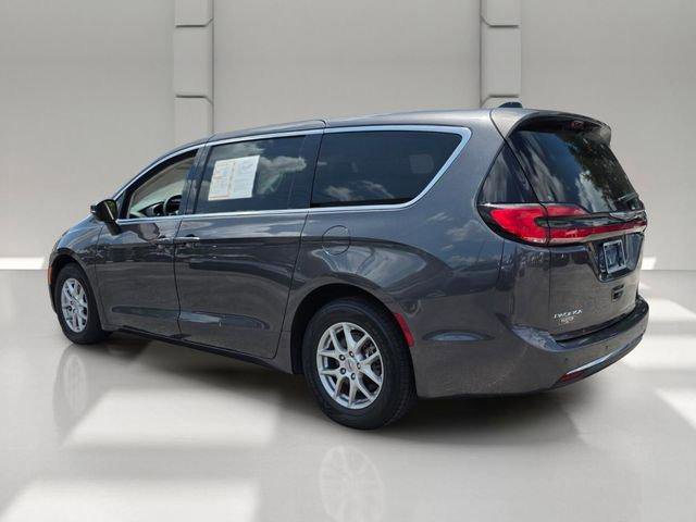 Used 2023 Chrysler Pacifica Touring-L FWD image 3