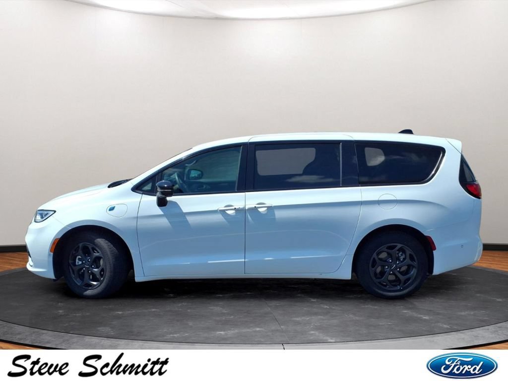 Used 2024 Chrysler Pacifica Limited FWD image 2