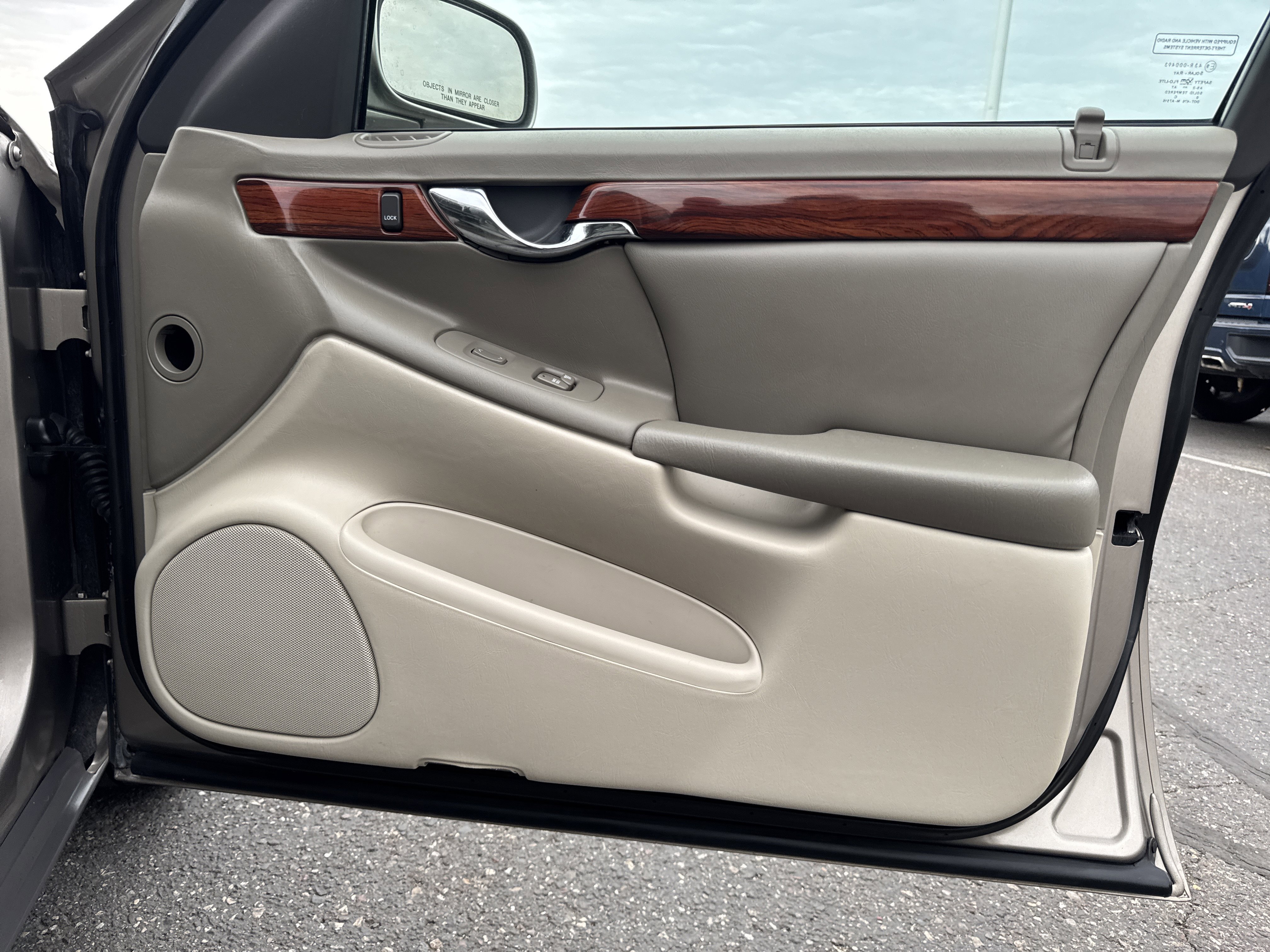 Used 2000 Cadillac De Ville w/ Comfort/Convenience Pkg FWD image 30