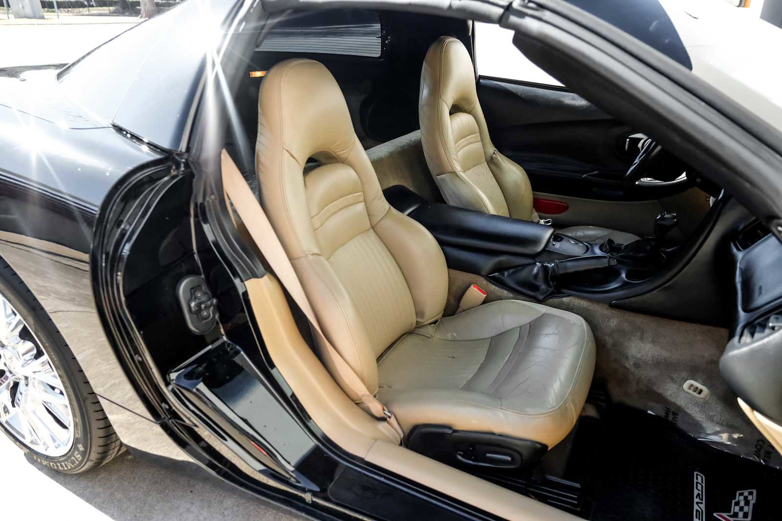 Used 2004 Chevrolet Corvette Coupe w/ Roof Package image 27