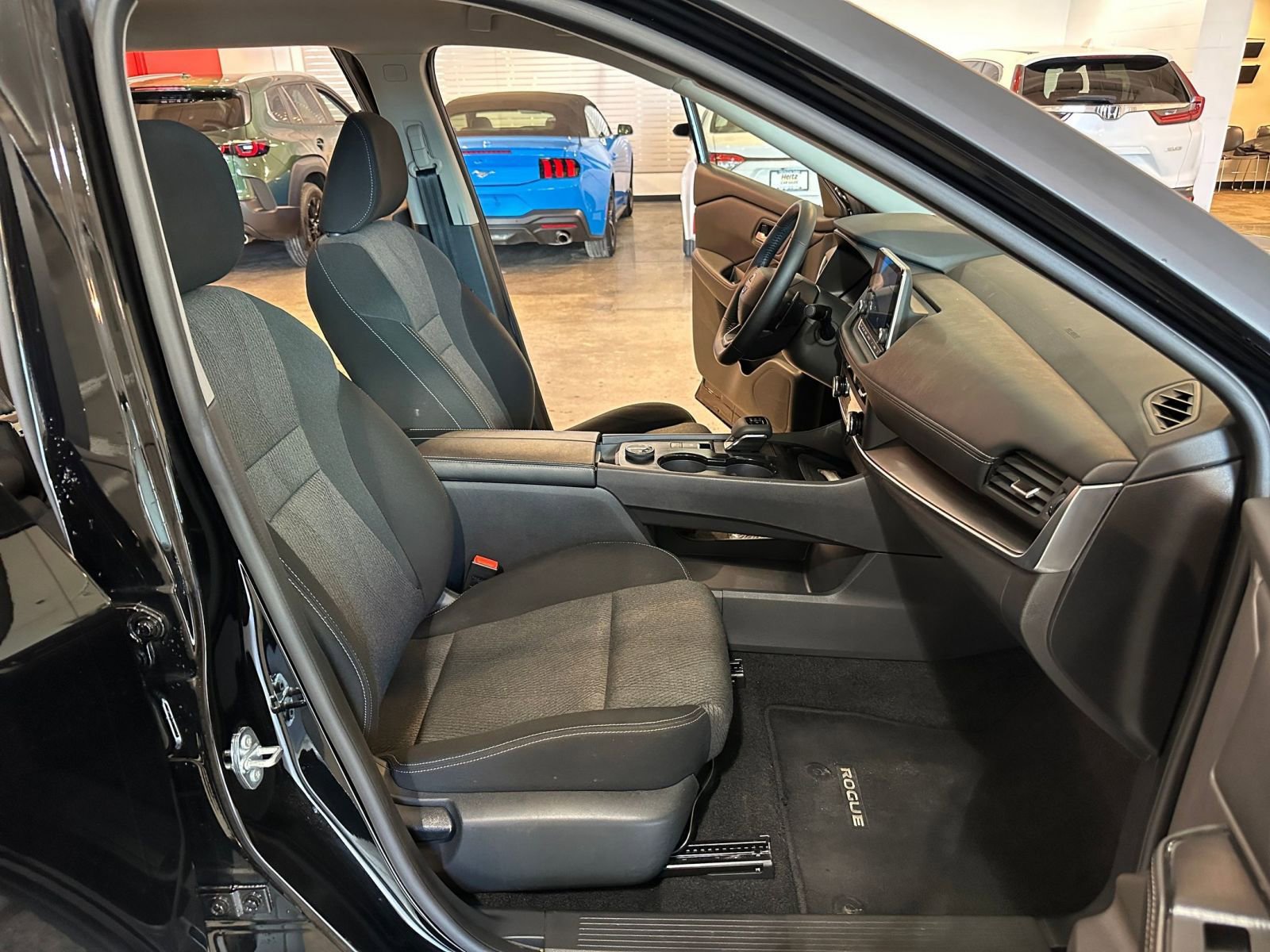 Used 2025 Nissan Rogue SV image 37