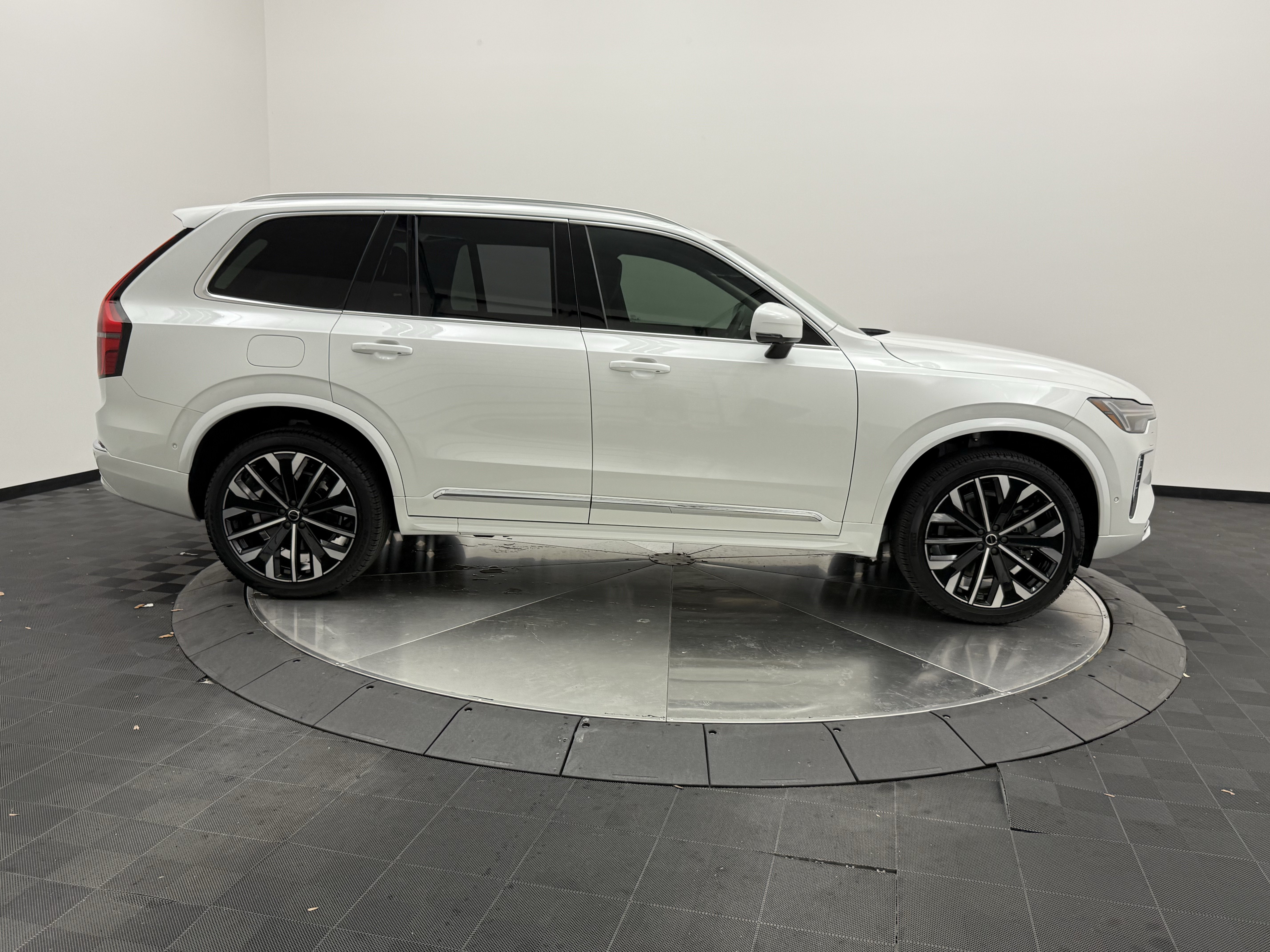 Certified 2025 Volvo XC90 B5 Plus w/ Protection Package Premier AWD/4WD image 9