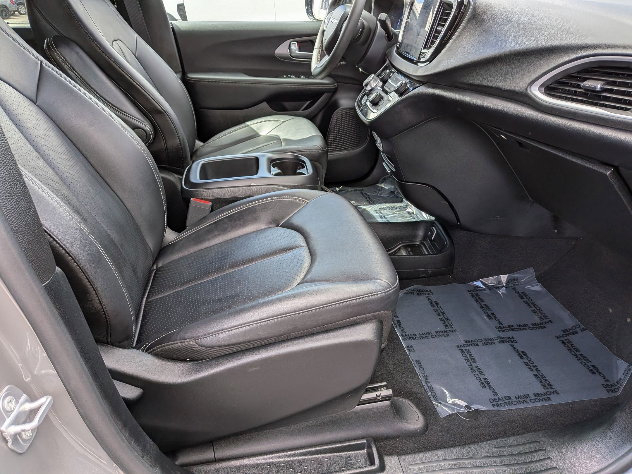 Used 2025 Chrysler Pacifica Select image 32
