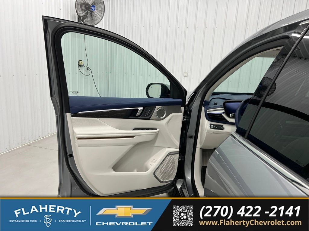 Used 2025 Buick Enclave Avenir w/ Super Cruise Package AWD/4WD image 8
