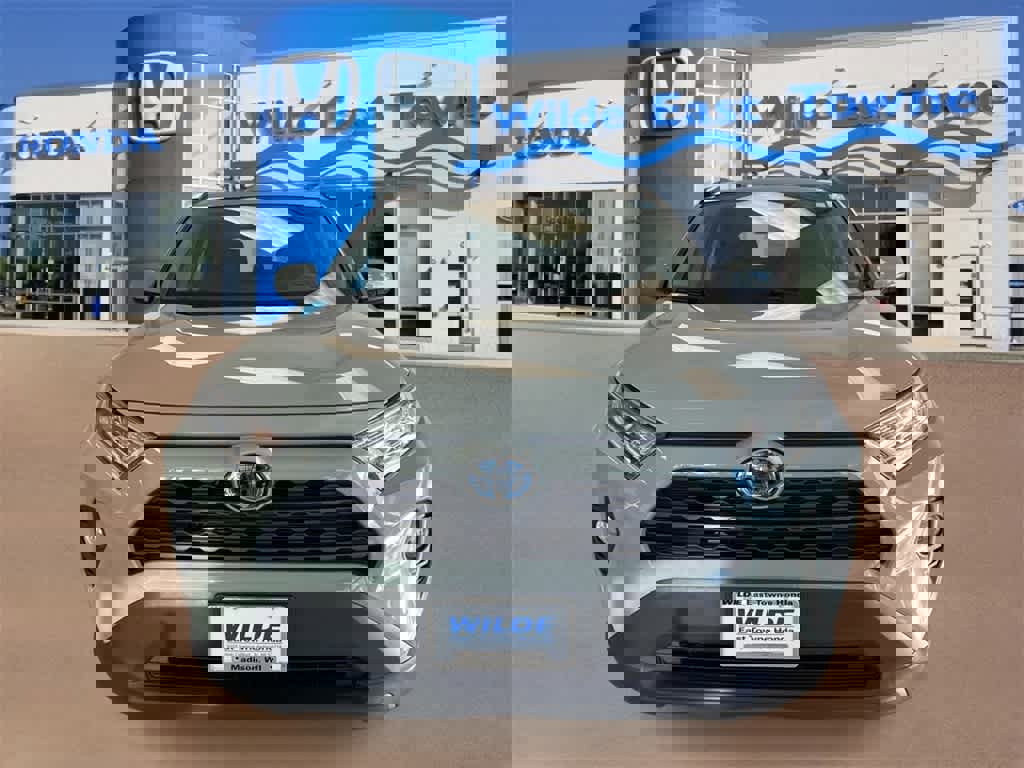 Used 2021 Toyota RAV4 XLE w/ Convenience Package image 3