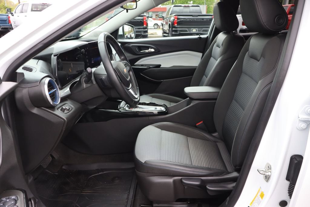 Used 2025 Chevrolet Trax LT w/ Driver Confidence Package FWD image 6