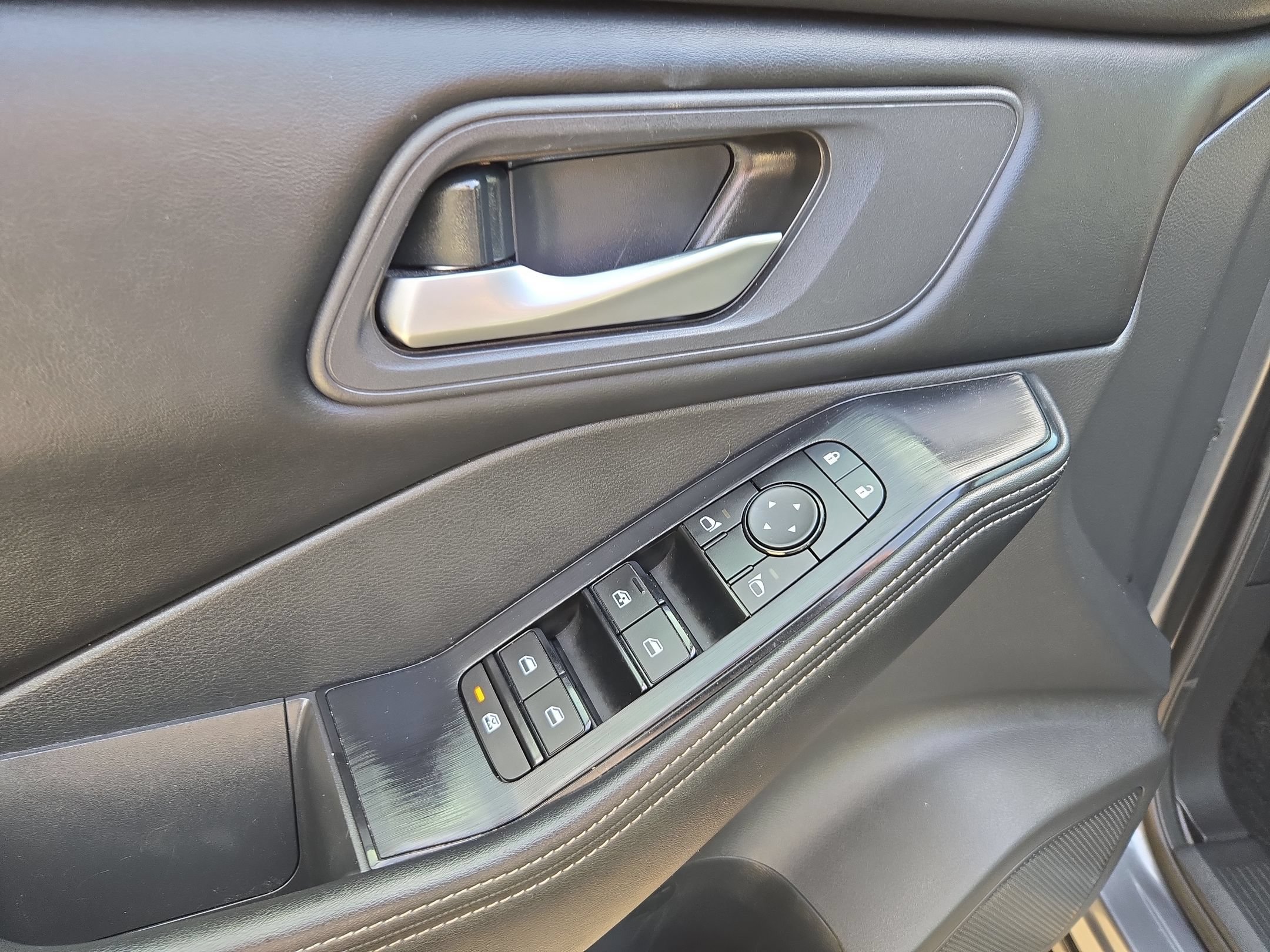 Certified 2025 Nissan Rogue SV FWD image 12