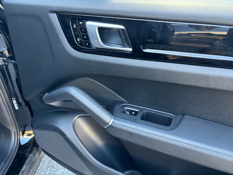 Used 2020 Porsche Cayenne image 31