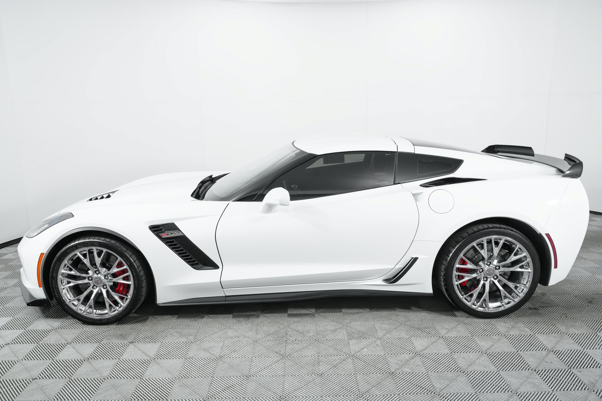 Used 2015 Chevrolet Corvette Z06 w/ 3LZ Preferred Equipment Group RWD image 30