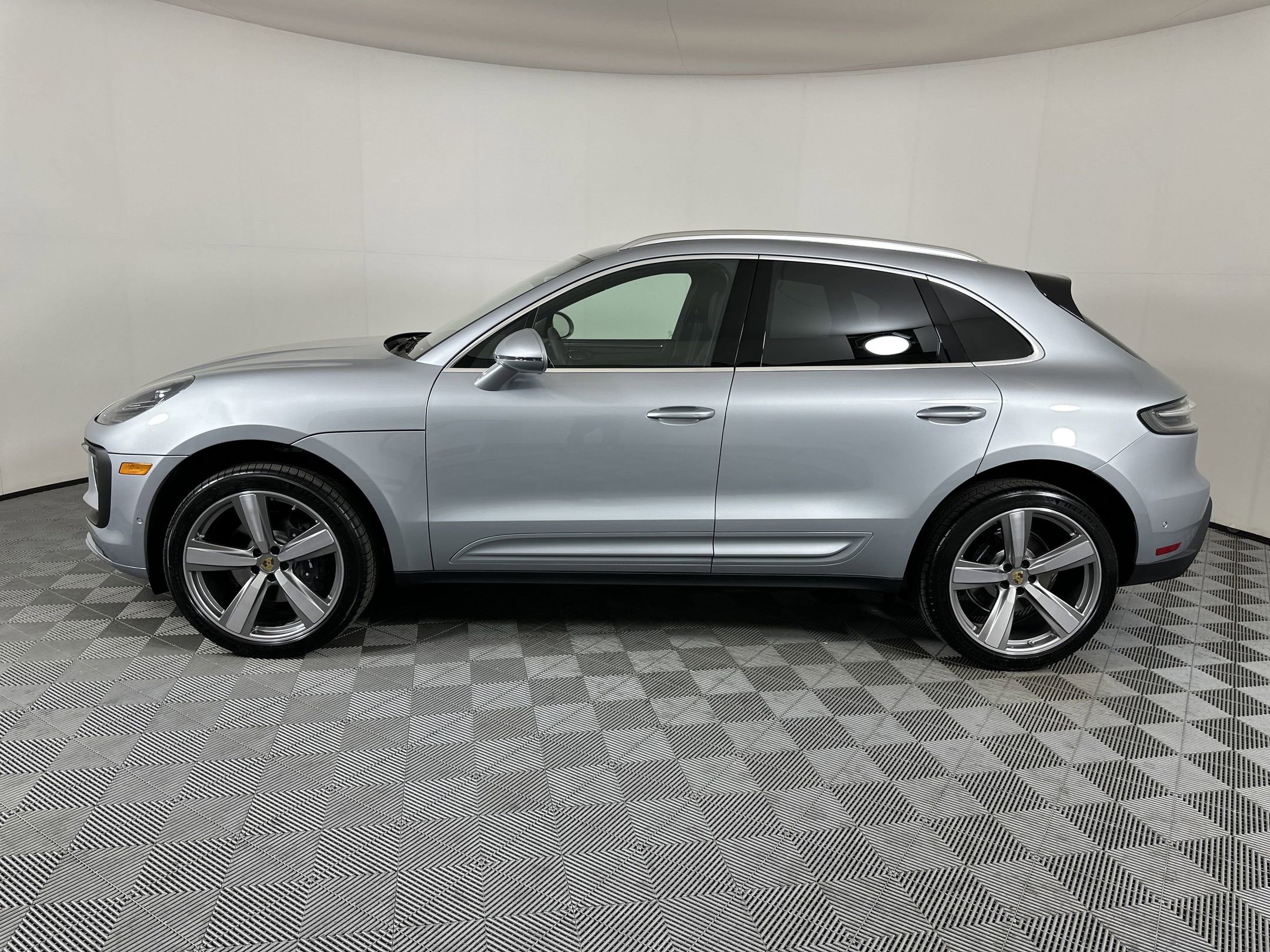 Certified 2025 Porsche Macan image 2