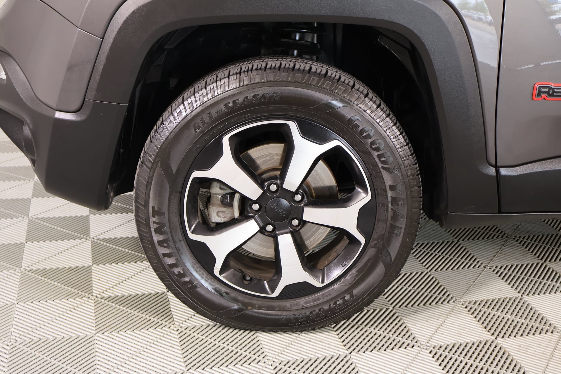 Used 2019 Jeep Renegade Trailhawk w/ UConnect 8.4 Nav Group AWD/4WD image 17