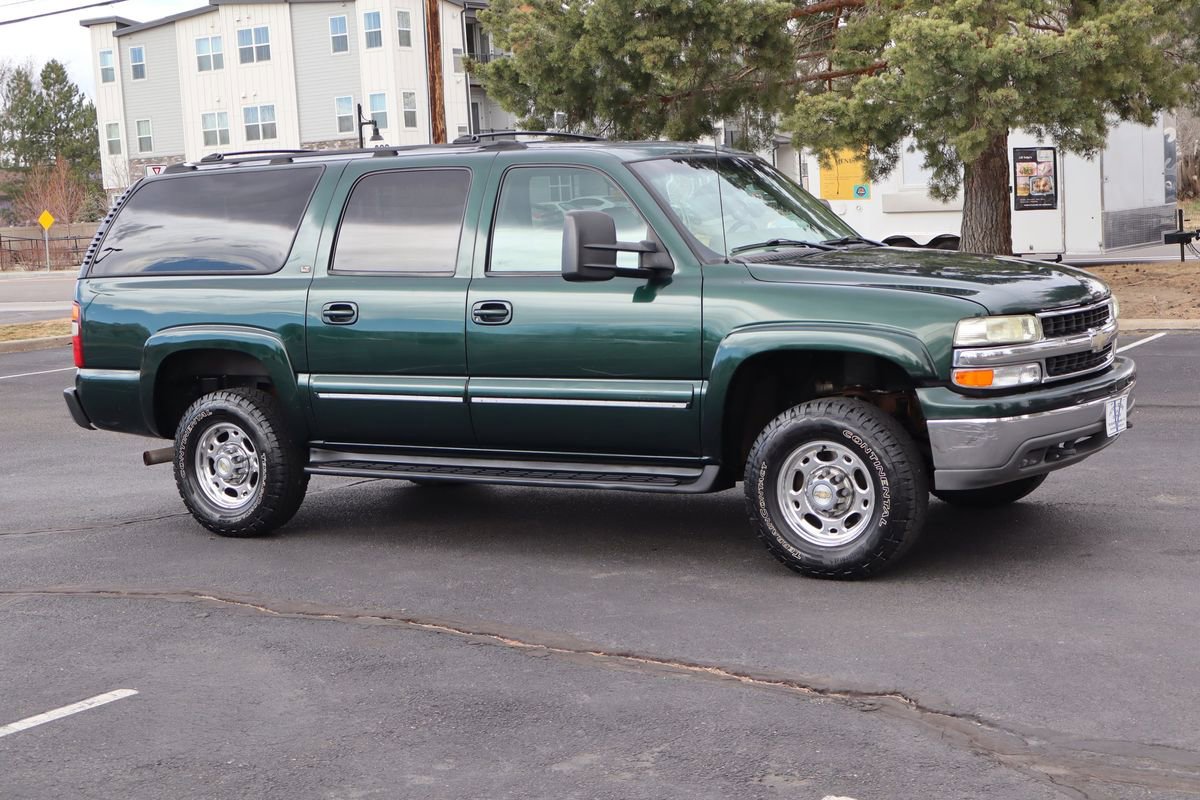 Used 2002 Chevrolet Suburban 2500 LT image 2