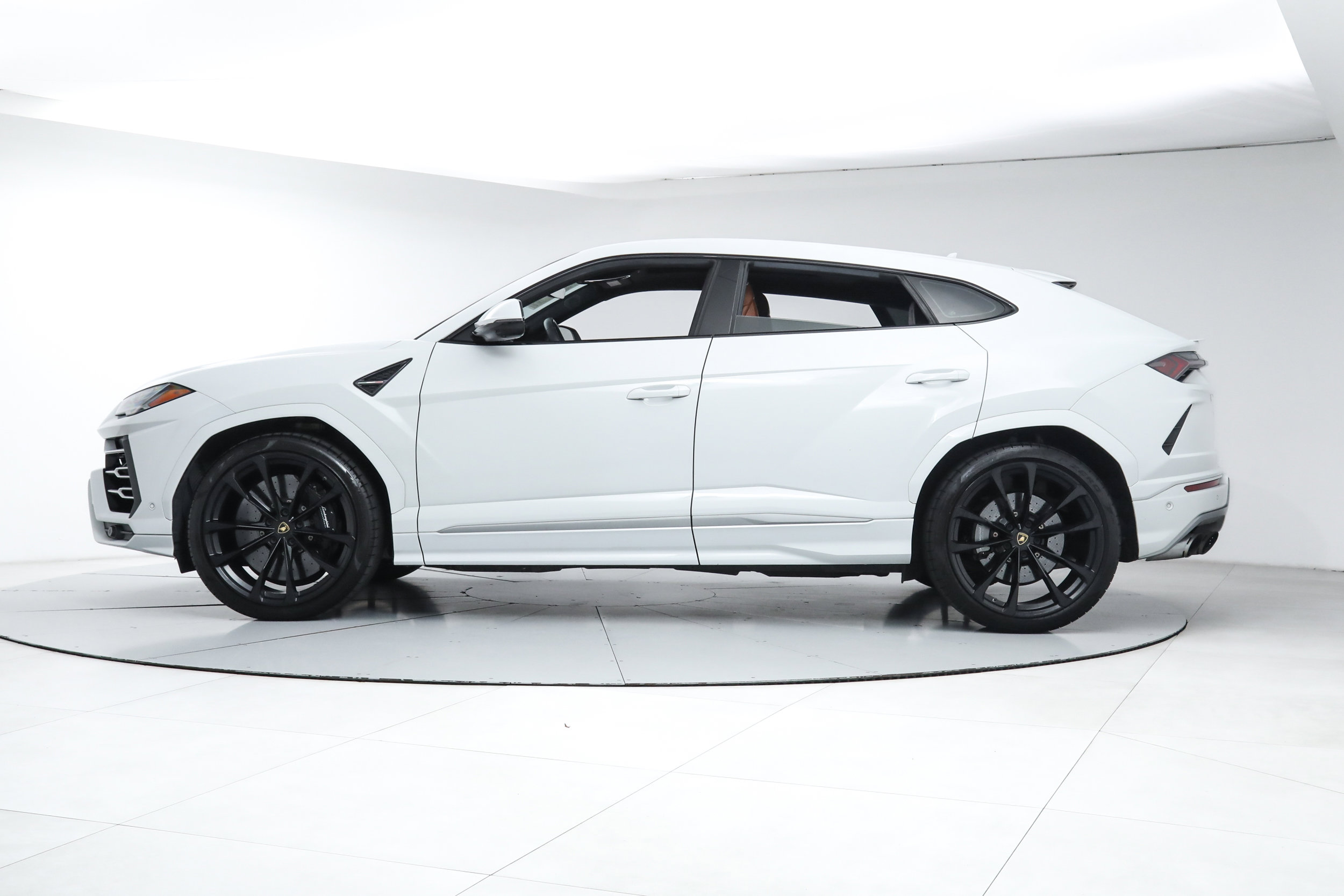 Used 2020 Lamborghini Urus AWD/4WD image 2