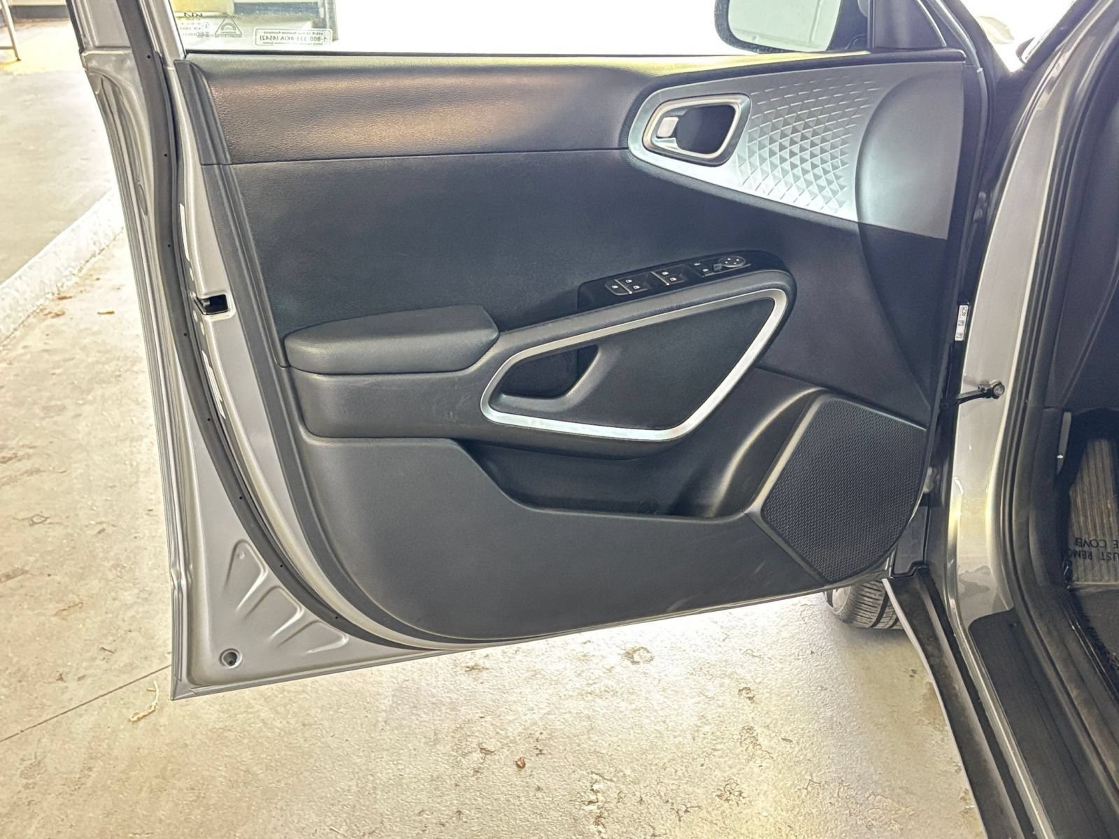 Used 2025 Kia Soul LX w/ LX Technology Package FWD image 18