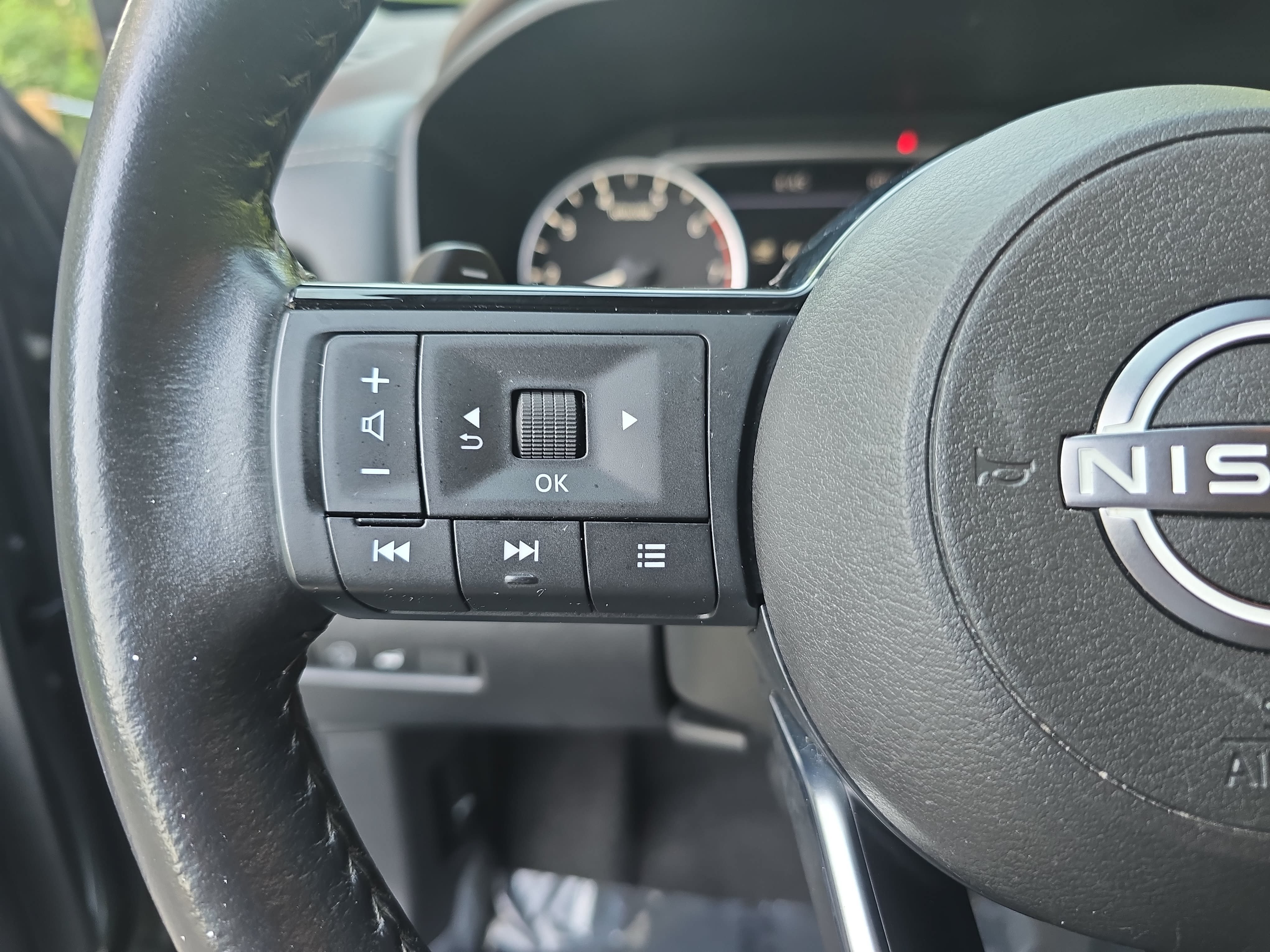 Used 2023 Nissan Rogue SL w/ SL Premium Package FWD image 16