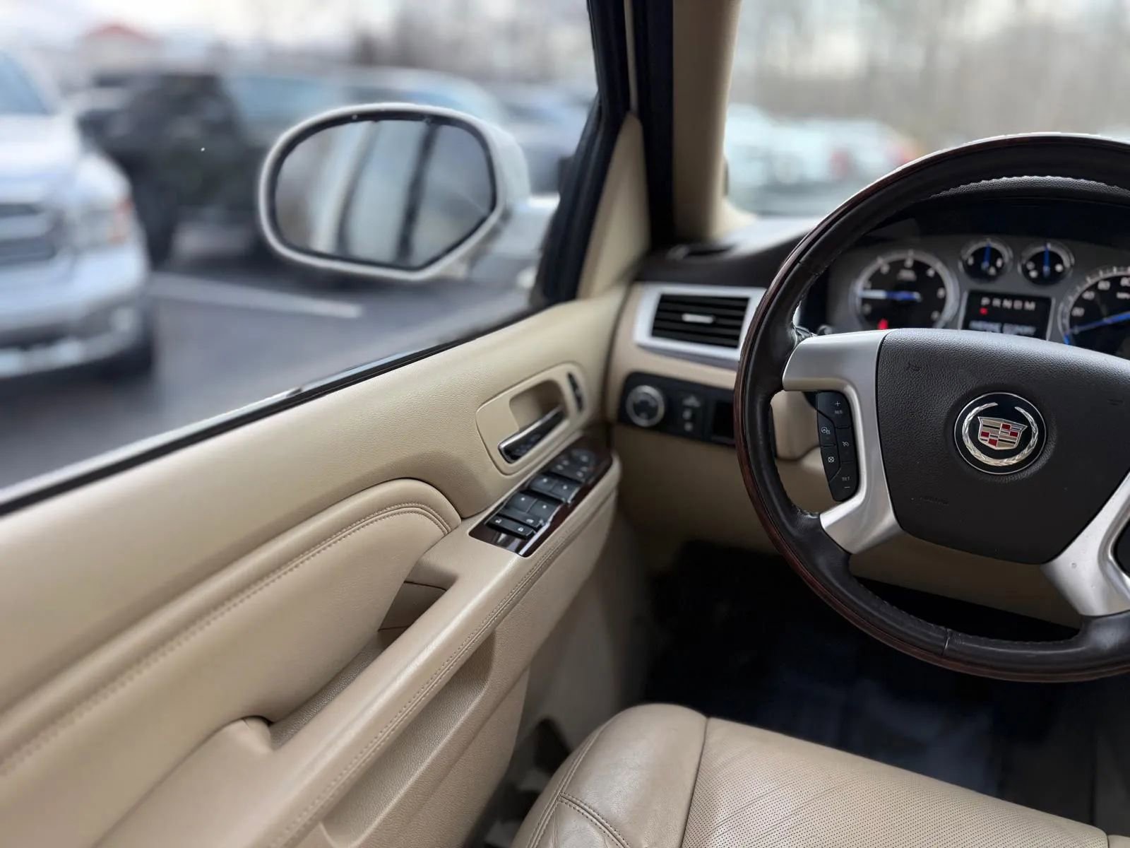 Used 2013 Cadillac Escalade Premium image 25