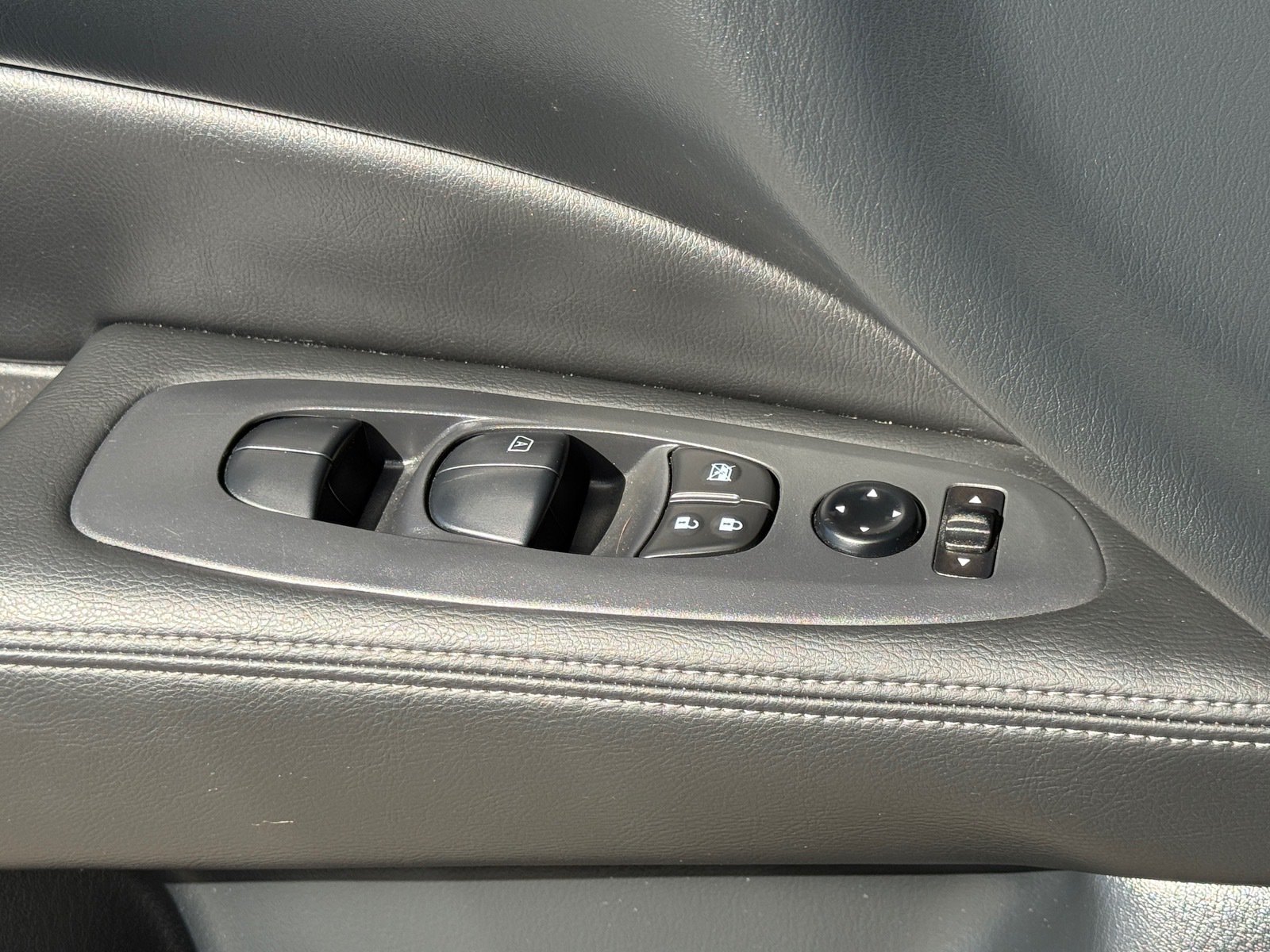 Used 2020 Nissan Pathfinder S AWD/4WD image 25