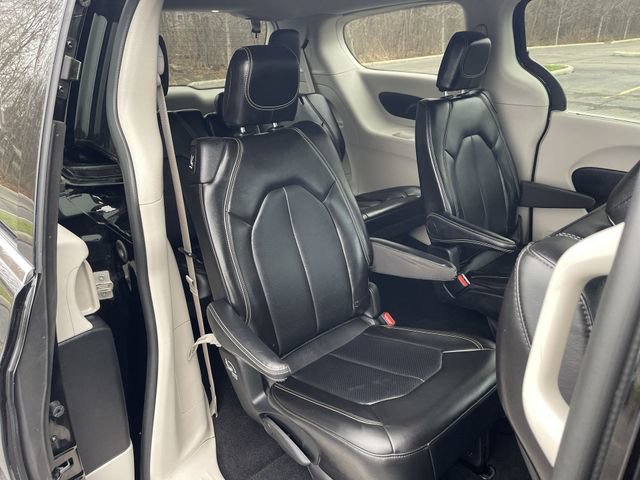 Used 2024 Chrysler Pacifica Touring-L image 26