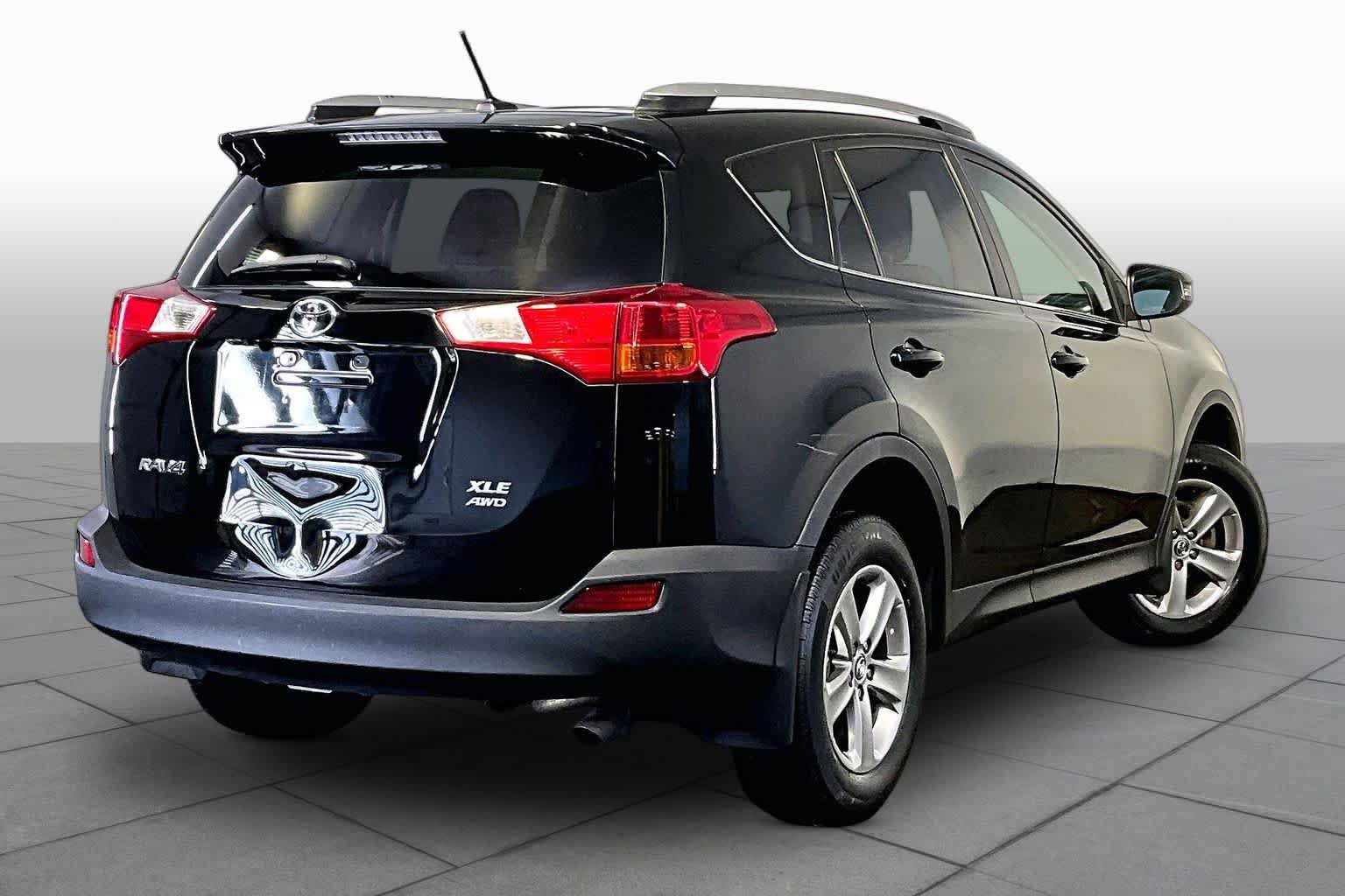Used 2015 Toyota RAV4 XLE AWD/4WD image 12