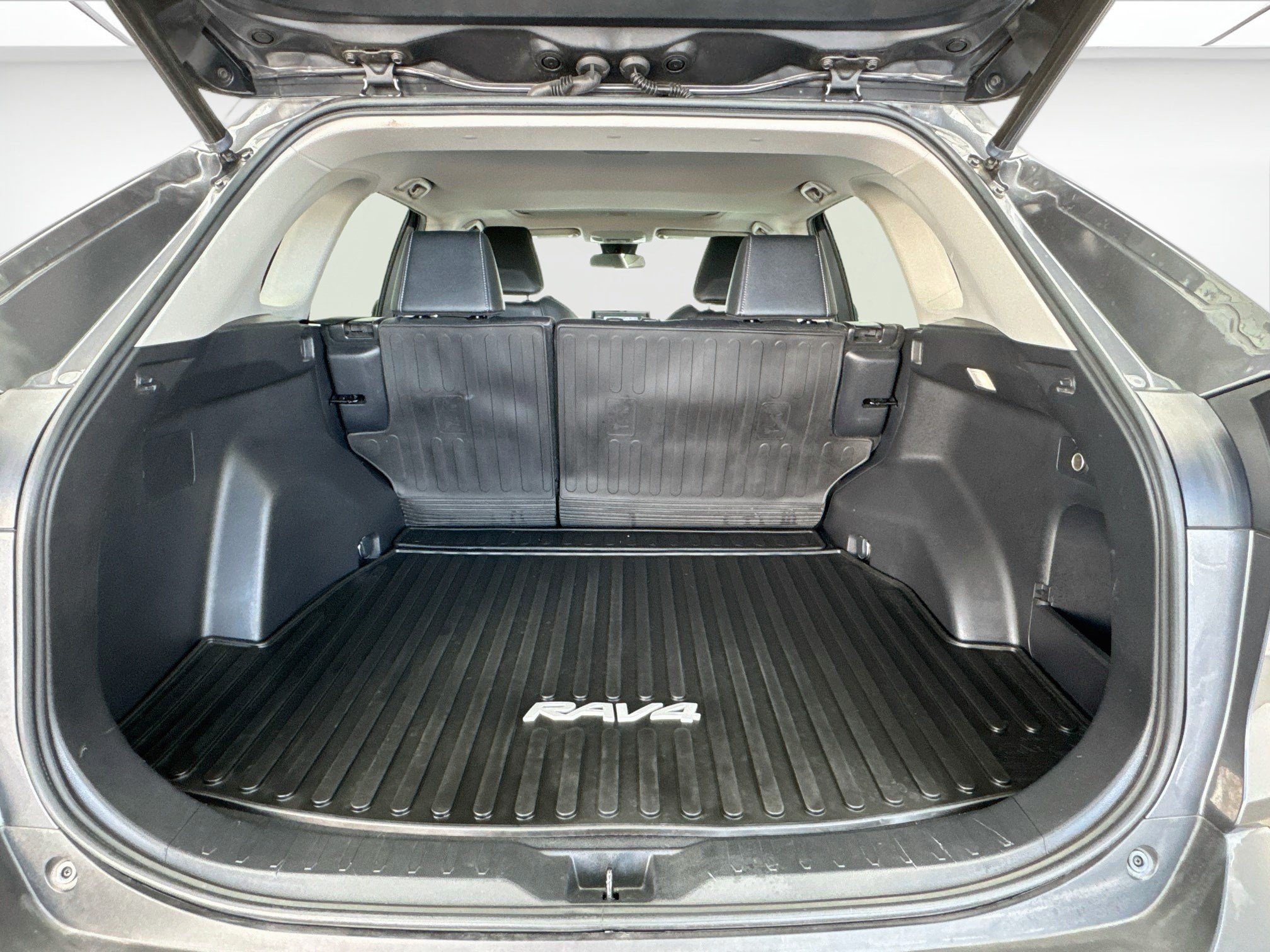Used 2022 Toyota RAV4 XLE Premium FWD image 18