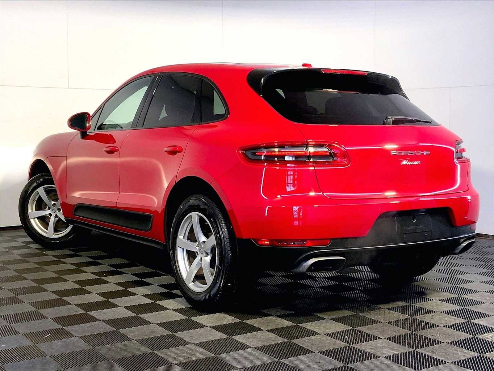 Certified 2017 Porsche Macan image 3