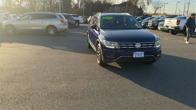 Used 2021 Volkswagen Tiguan SE w/ Panoramic Sunroof Package image 3