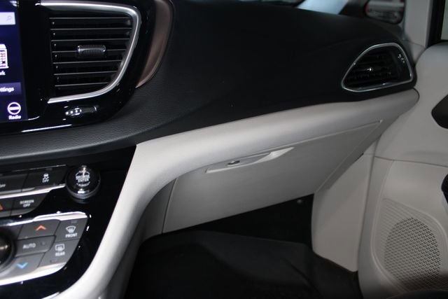 Used 2018 Chrysler Pacifica Touring-L Plus w/ Tire & Wheel Group FWD image 22