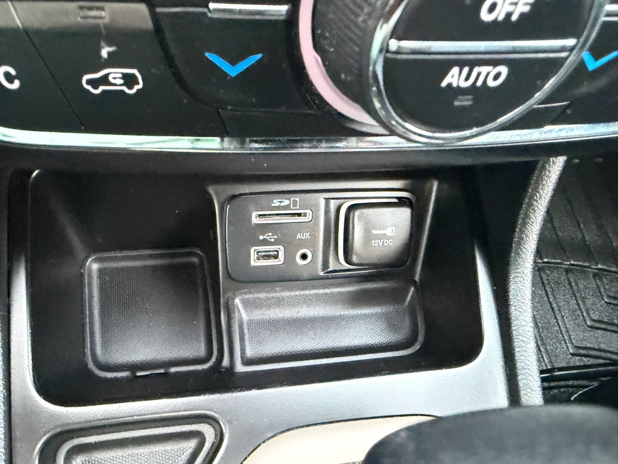 Used 2014 Jeep Cherokee Limited w/ Technology Group FWD image 30