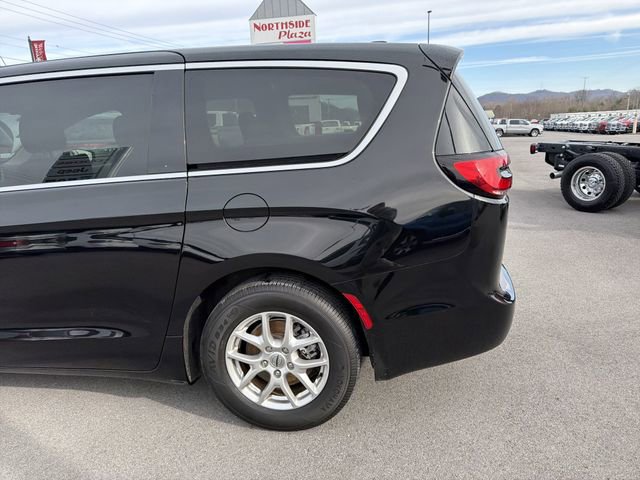 Used 2024 Chrysler Pacifica Touring-L image 9