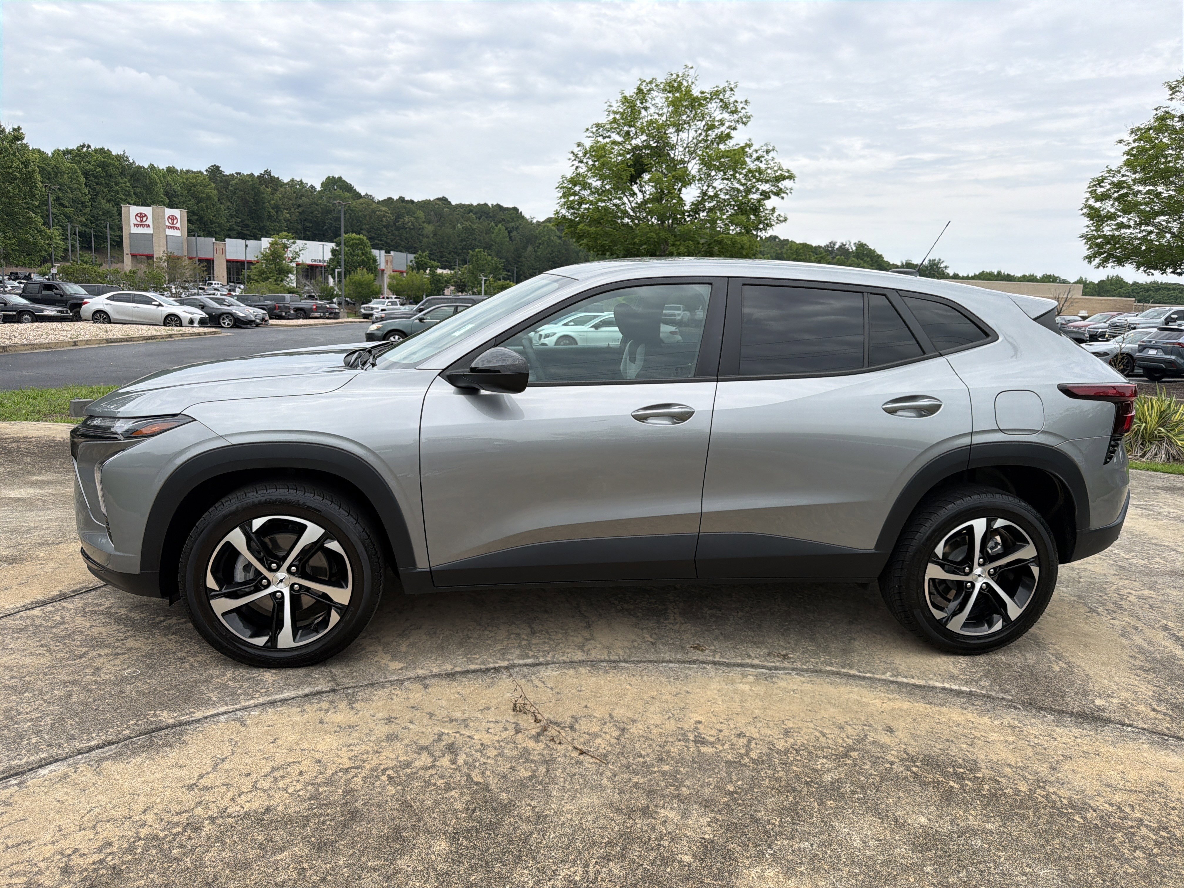 Used 2024 Chevrolet Trax RS FWD image 8