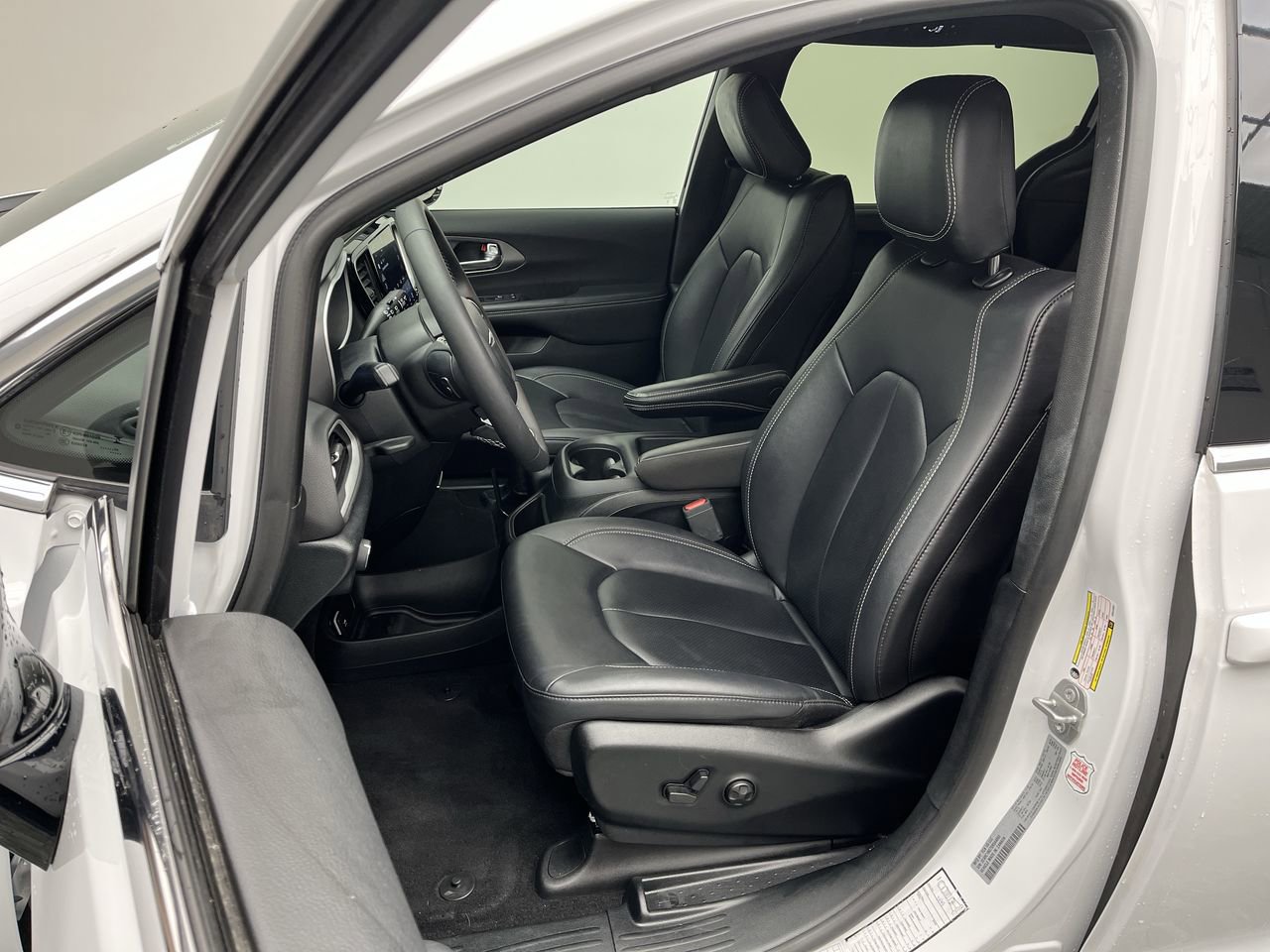 Used 2025 Chrysler Pacifica Select FWD image 8