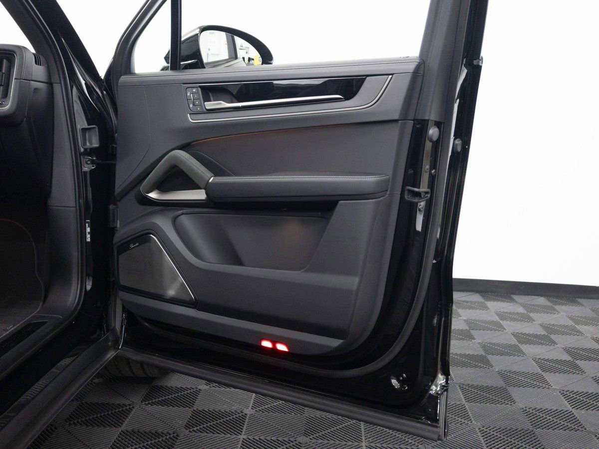 New 2025 Porsche Cayenne Turbo image 34