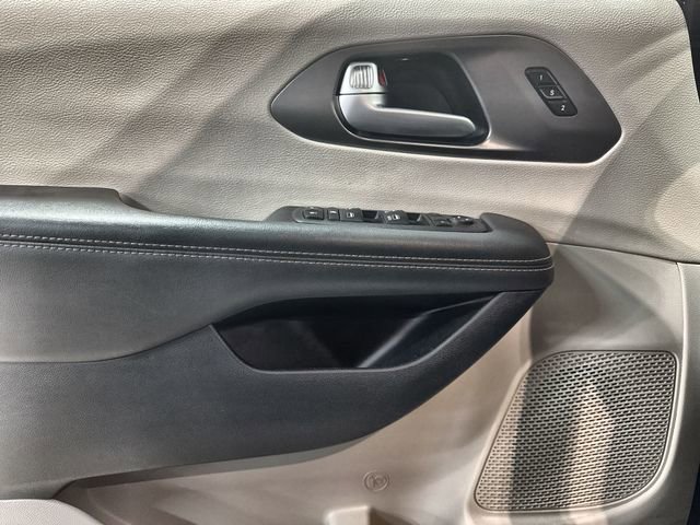 Used 2024 Chrysler Pacifica Touring-L FWD image 22