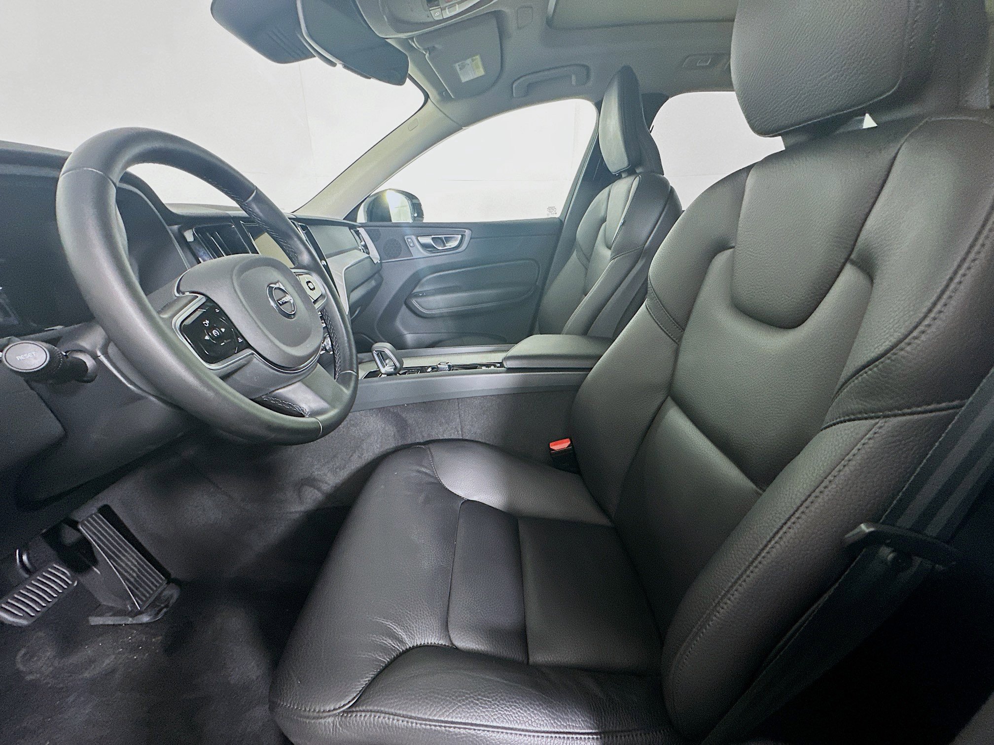 Used 2025 Volvo XC60 B5 Plus image 13