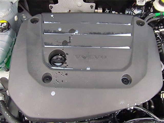 Used 2025 Volvo XC40 B5 Plus image 24