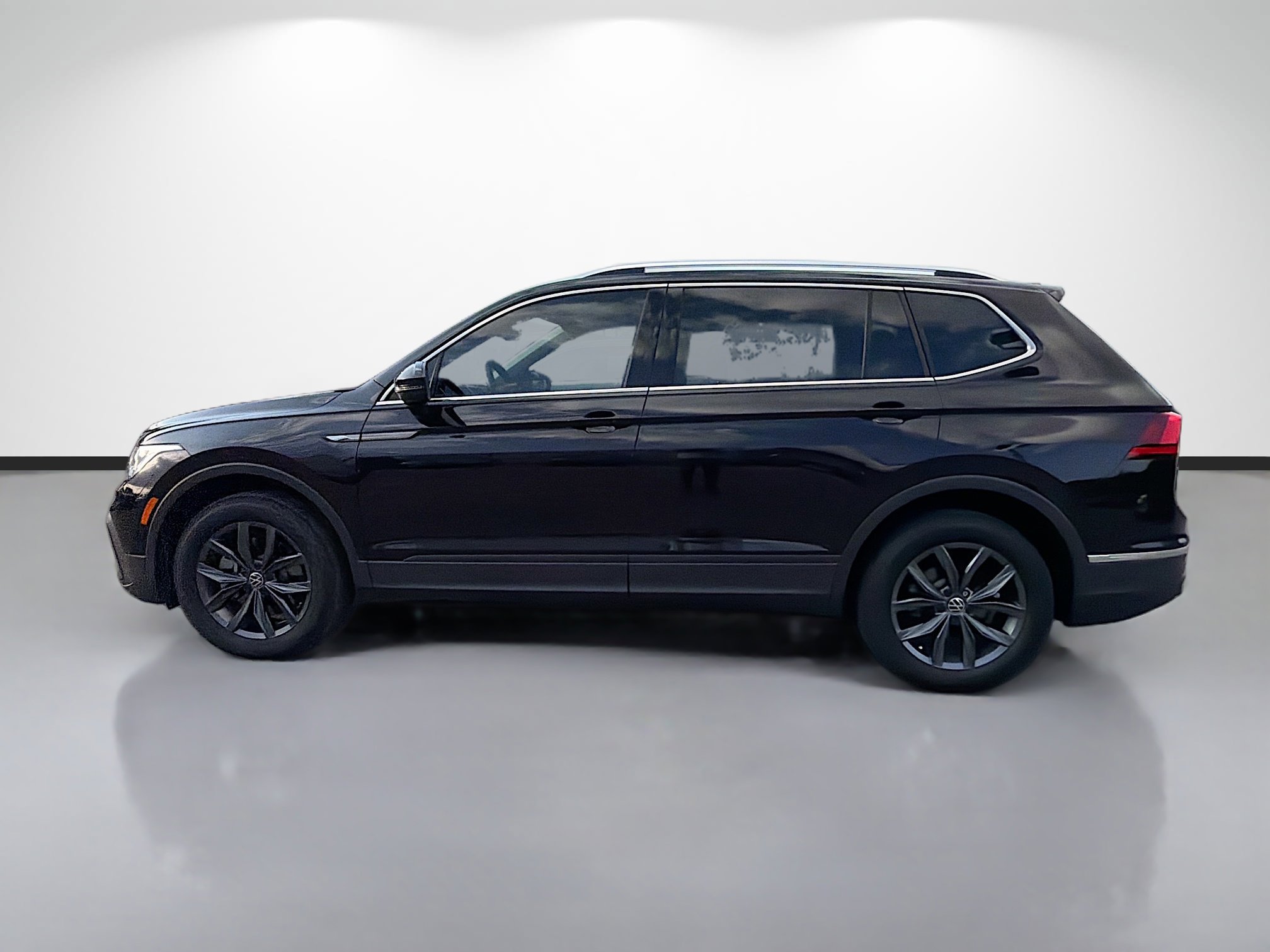 Used 2023 Volkswagen Tiguan SE image 6