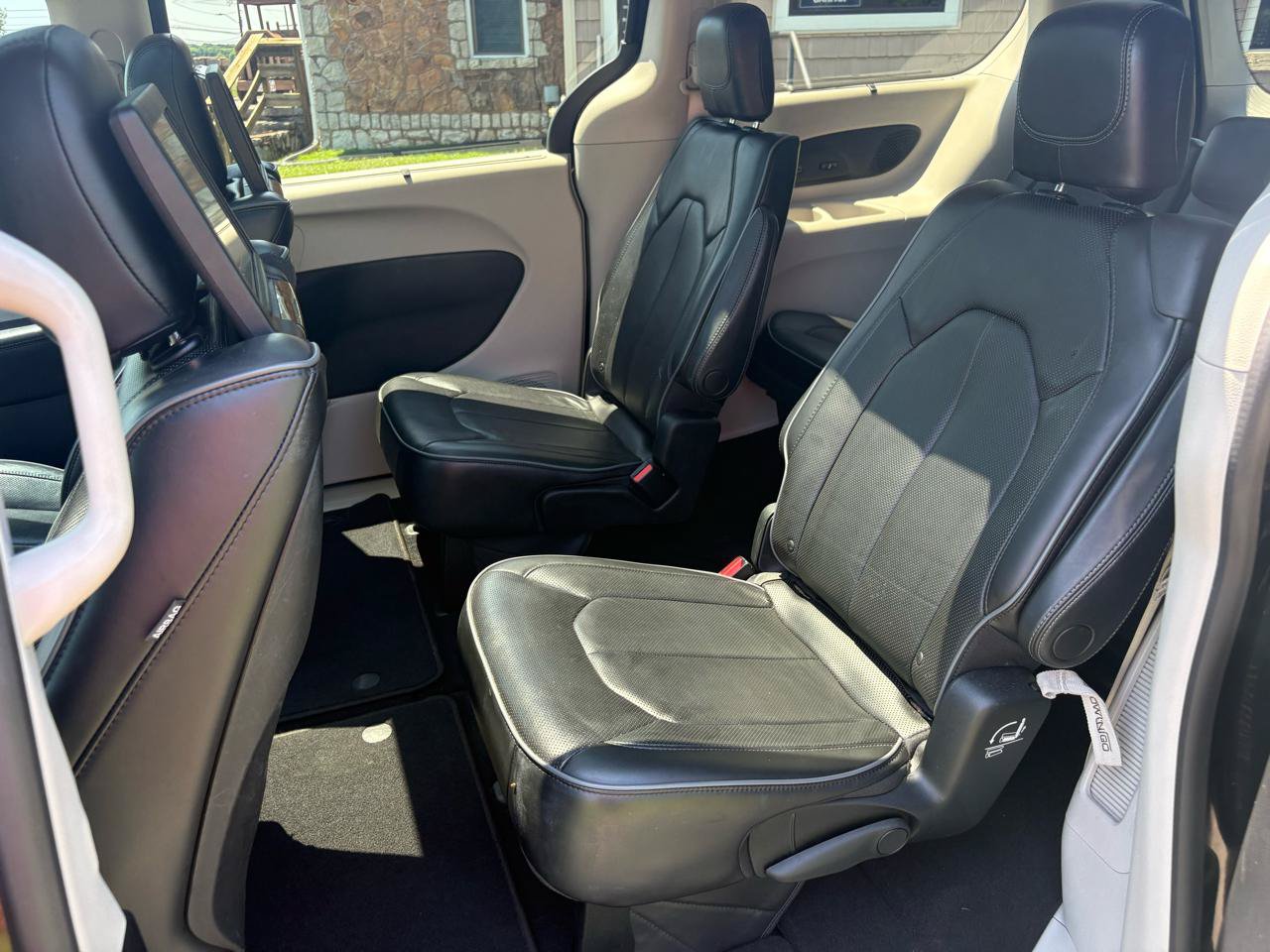 Used 2017 Chrysler Pacifica Limited w/ UConnect Theater Package FWD image 23