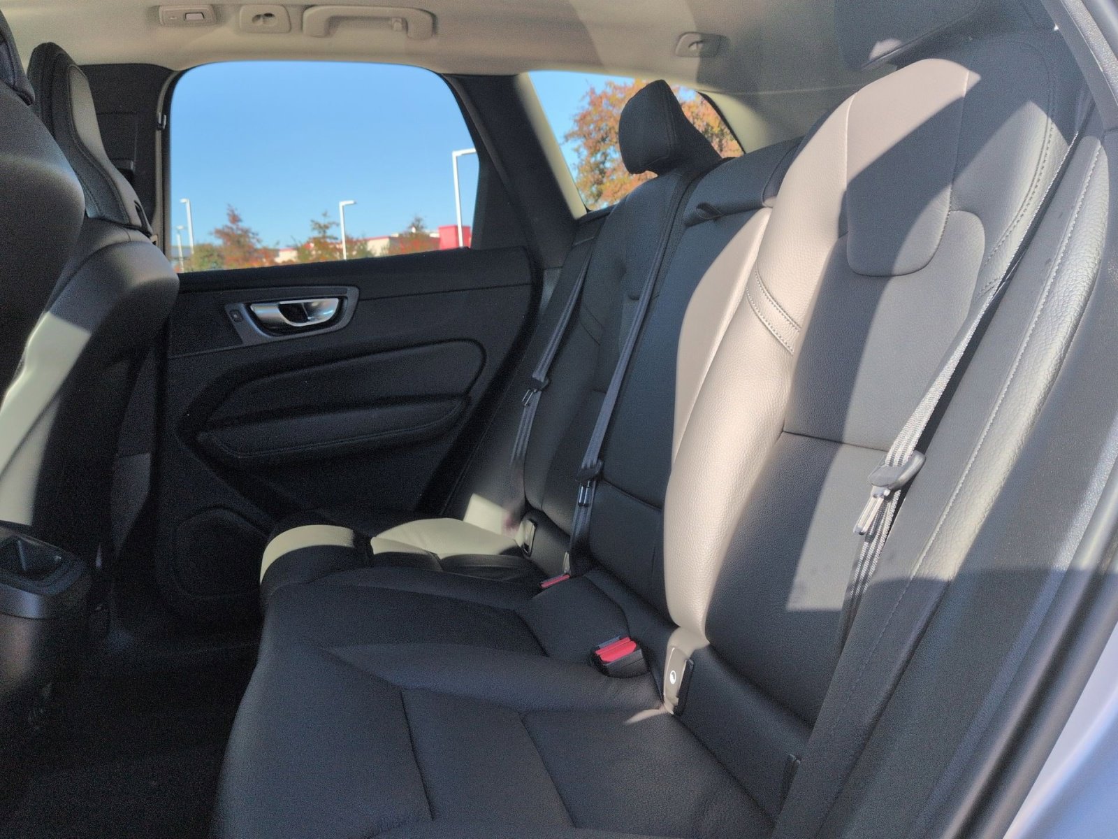 Certified 2025 Volvo XC60 B5 Plus image 25