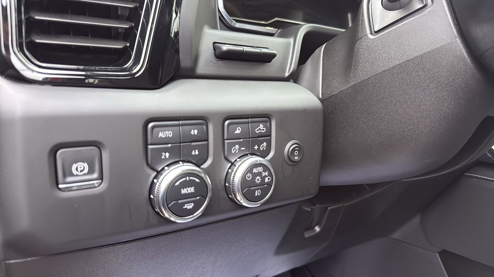 Used 2025 GMC Sierra 2500 AT4X image 18