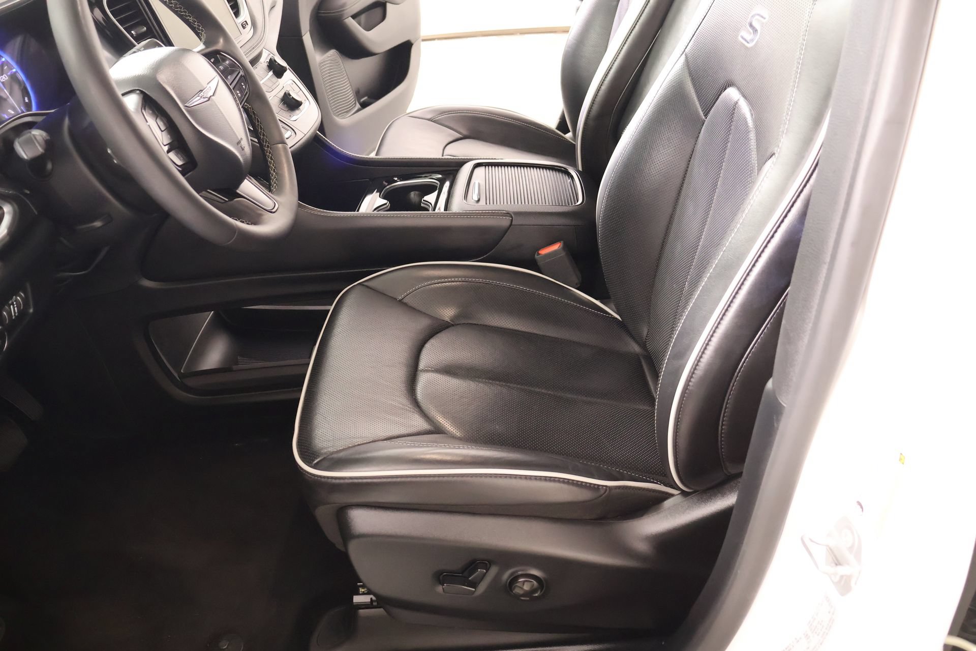 Used 2025 Chrysler Pacifica Limited FWD image 13