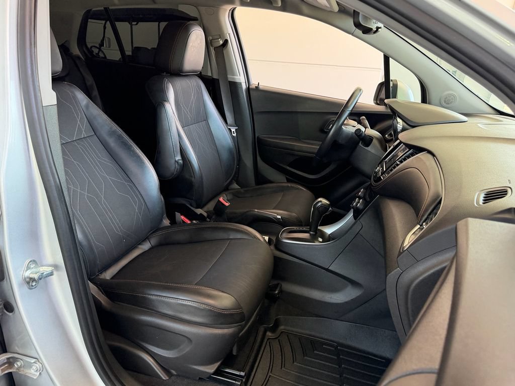 Used 2020 Chevrolet Trax LT w/ LT Convenience Package FWD image 18