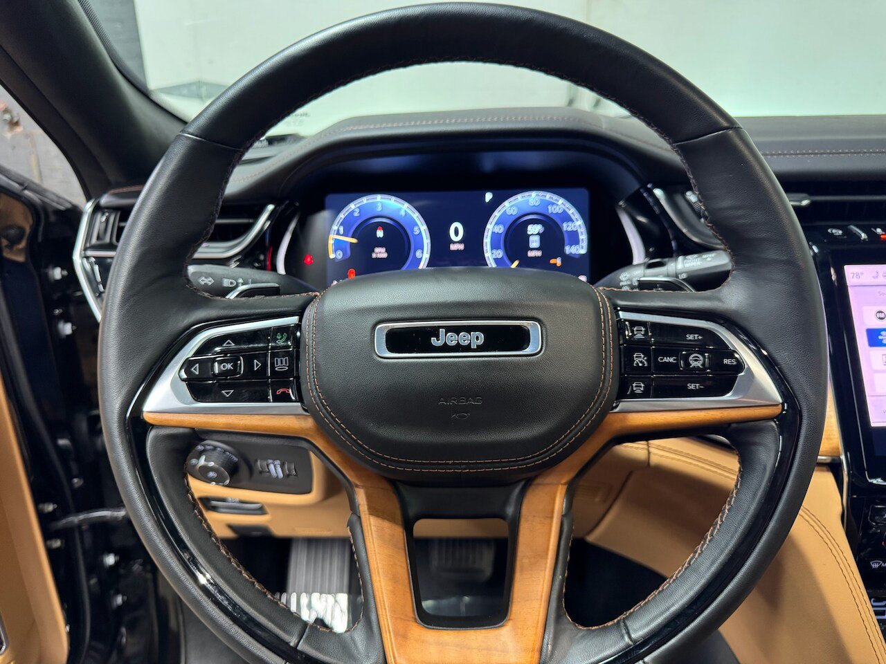 Used 2025 Jeep Grand Cherokee L Summit AWD/4WD image 25