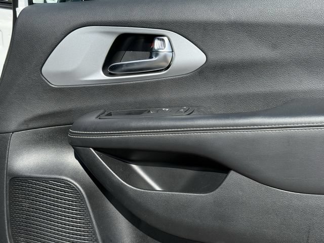 Used 2025 Chrysler Pacifica Limited FWD image 28