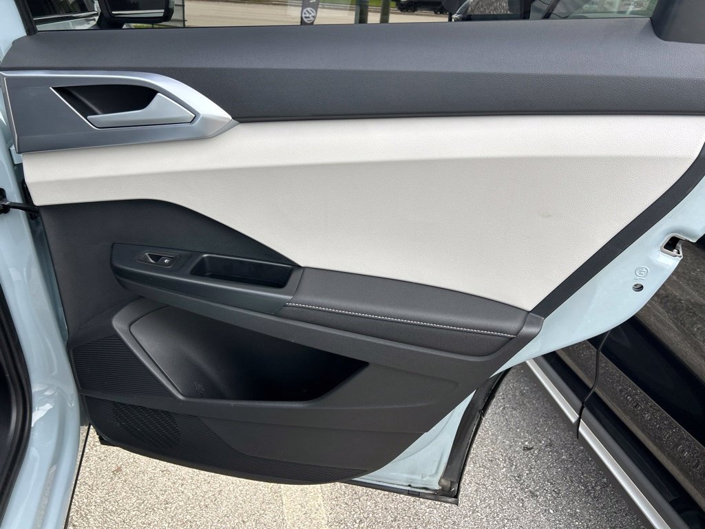 Certified 2025 Volkswagen Taos SE w/ Panoramic Sunroof Package FWD image 45