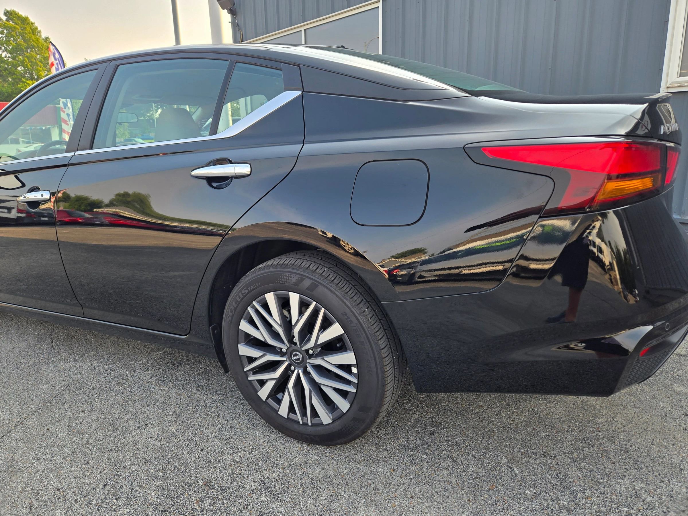 Used 2025 Nissan Altima 2.5 SV image 4